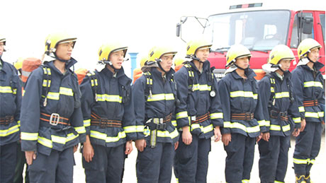 资源是我家，，，，，，，清静靠各人，，，，，，，义务消防队举行实战演练